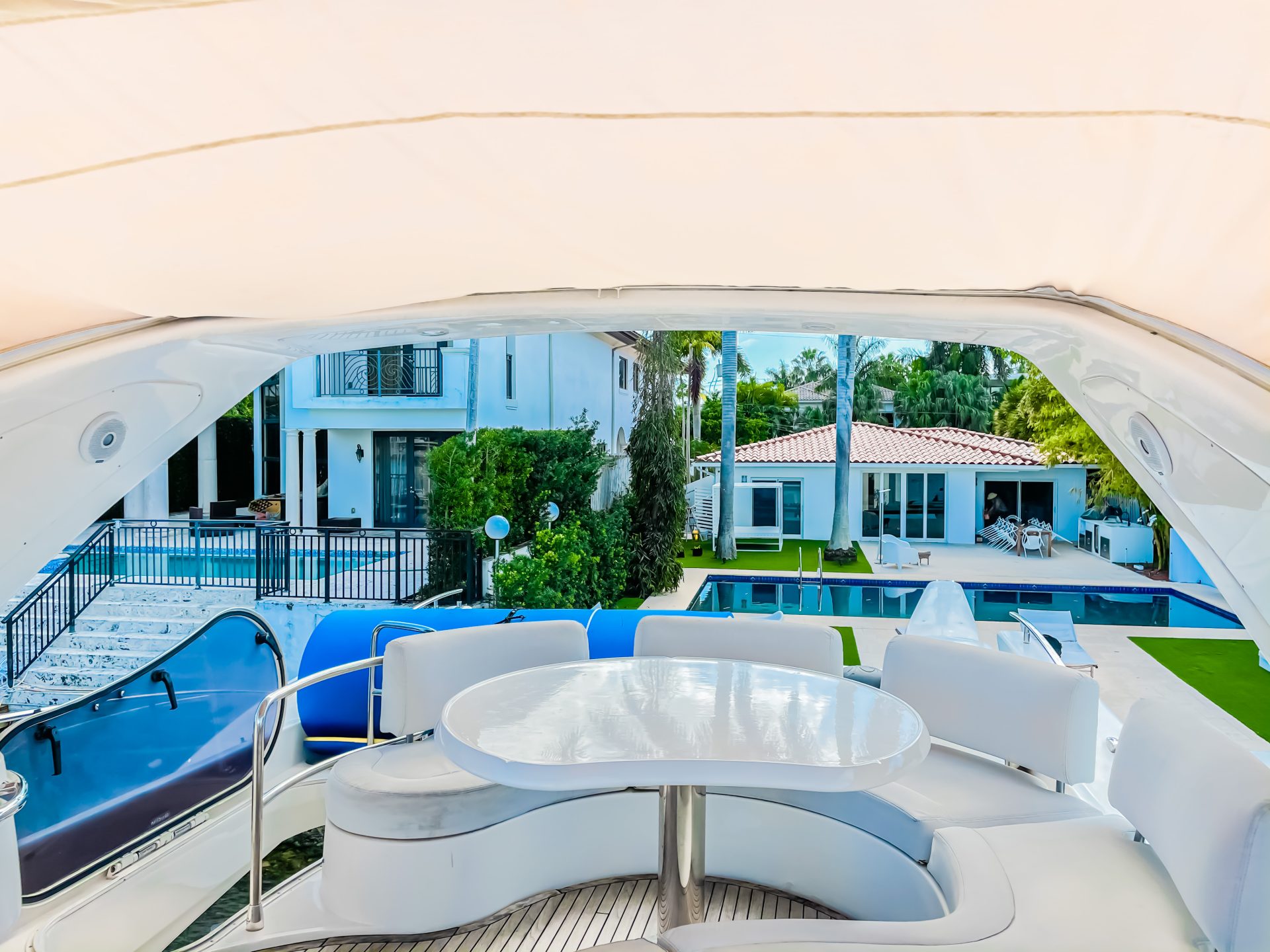 Rent luxury Azimut Miami