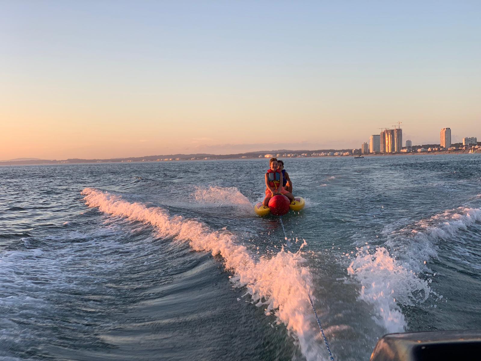 Alquiler lancha barco banana wakeboard rosca inflable Punta del Este paseo isla Gorriti