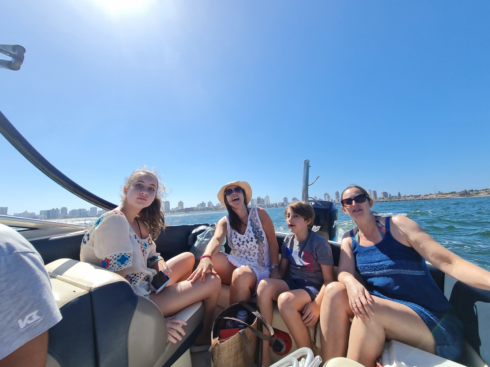 Alquiler lancha barco banana wakeboard rosca inflable Punta del Este paseo isla Gorriti